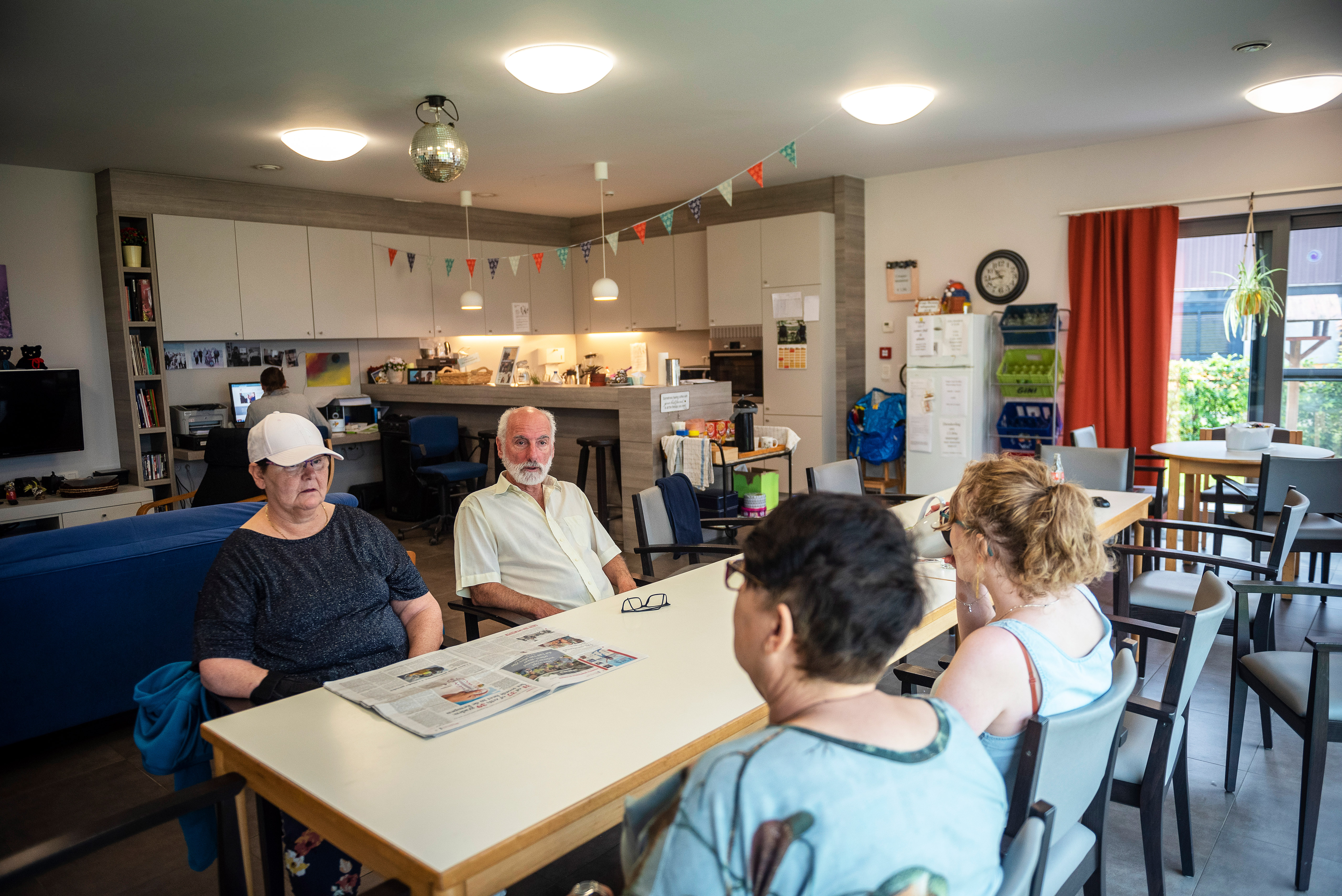 Mensen in gesprek in ontmoetingshuis Aliado