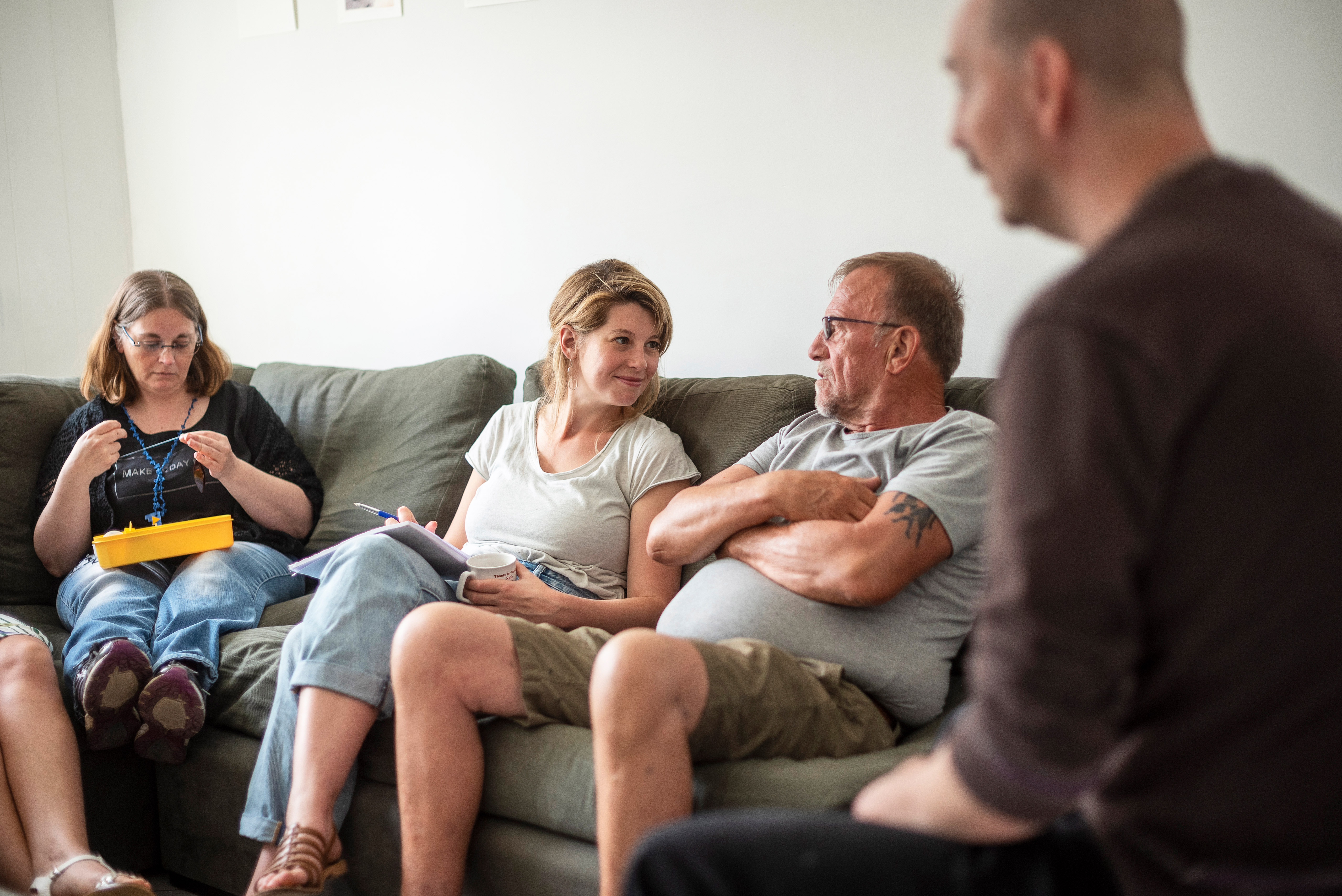 Mensen zitten samen in het salon van ontmoetingshuis Kompas