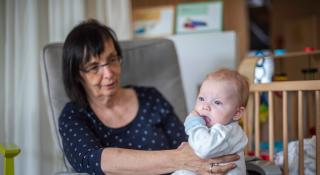 Vrouw met baby op de schoot