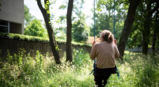Vrouw op een schommel te midden van de natuur