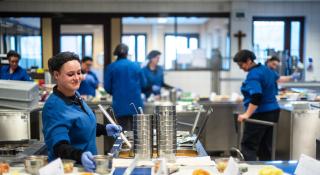 Collega's aan het werk in de keuken