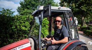 Medewerker technische dienst in tractor