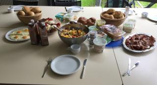 Gedekte tafel met brunch