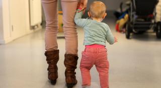 Moeder en baby wandelen door de gang
