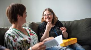Twee vrouwen aan het handwerken in de zetel