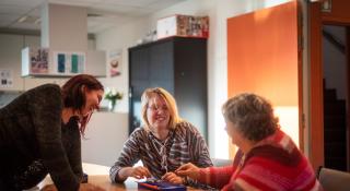 groepsgesprek met 3 personen