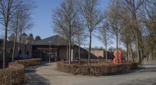 Hoofdingang gebouw 8