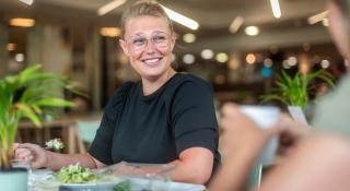 Medewerker eet in het restaurant