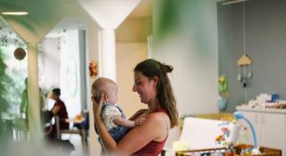 Een mama met haar baby