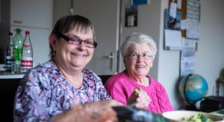 Twee vrouwen maken eten klaar