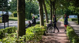 Bejaarden in rolstoel in natuur.