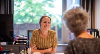 Twee vrouwen in gesprek