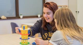 Twee vrouwen spelen samen een spel