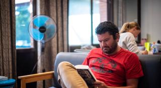 Persoon leest een boek