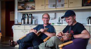 Twee mannen spelen gitaar