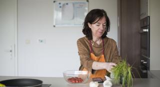 dame die eten aan het klaarmaken is