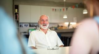 Vrijwilliger in gesprek in ontmoetingshuis Aliado