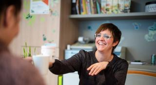 Vrouwen drinken koffie in ontmoetingshuis De Honk