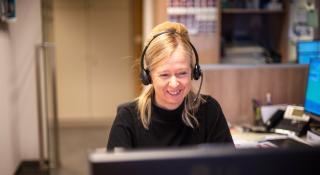 Vrouw aan het werk in de telefooncentrale