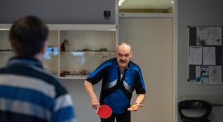 Man speelt pingpong