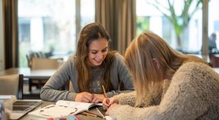 Vrouwen in gesprek met elkaar