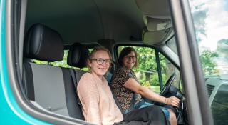 Twee vrouwen in minibusje