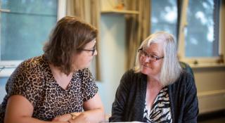 Twee vrouwen in gesprek