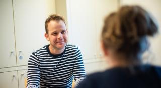 Man en vrouw in gesprek