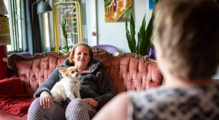 Vrouw met hond in zetel