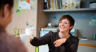 Vrouwen drinken koffie in ontmoetingshuis De Honk