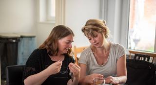 Twee vrouwen samen aan het handwerken