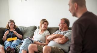 Man en vrouw in gesprek in de zetel