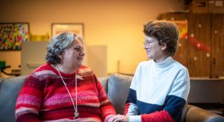 Twee vrouwen in gesprek