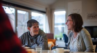 Twee vrouwen in gesprek tijdens de maaltijd