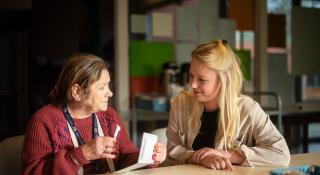 Twee vrouwen in gesprek