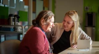 Twee vrouwen in gesprek op afdeling Vallei