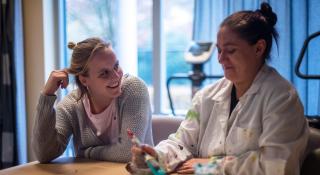 Twee vrouwen in gesprek tijdens beeldende therapie