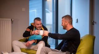 Twee mannen drinken koffie in salon