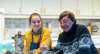 Man en vrouw in de keuken