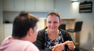 Twee vrouwen aan het haken