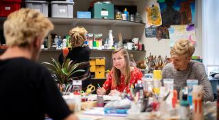 Drie personen tijdens een creatieve therapiesessie