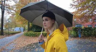 Yammie met paraplu voor afdeling Delta