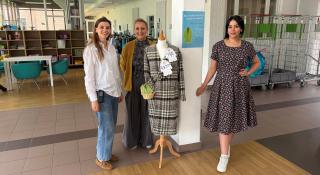 Eva, Sara en Youssra bij een mantel