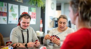 twee dames die een spelletje spelen