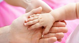 Handen van ouders en hun baby