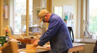 klussen in het houtatelier