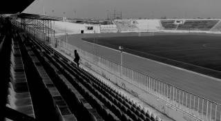 Eenzame man in voetbalstadion