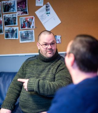 Twee mannen in gesprek