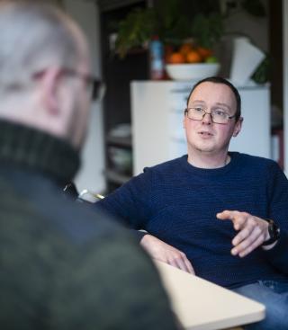 Twee personen in gesprek