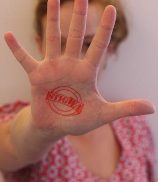 Vrouw met stigWA-stempel op de hand